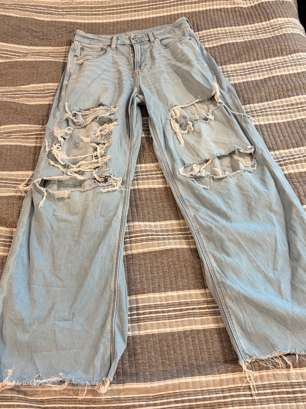 American Eagle Outfitters Women’s 8 Light Blue Distressed Wide-Leg Jeans